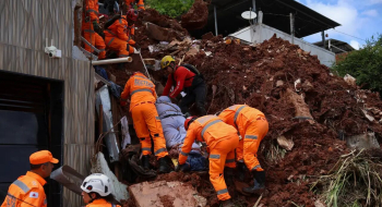 Chuva mata 55 pessoas e mobiliza oito frentes de resgate em Minas